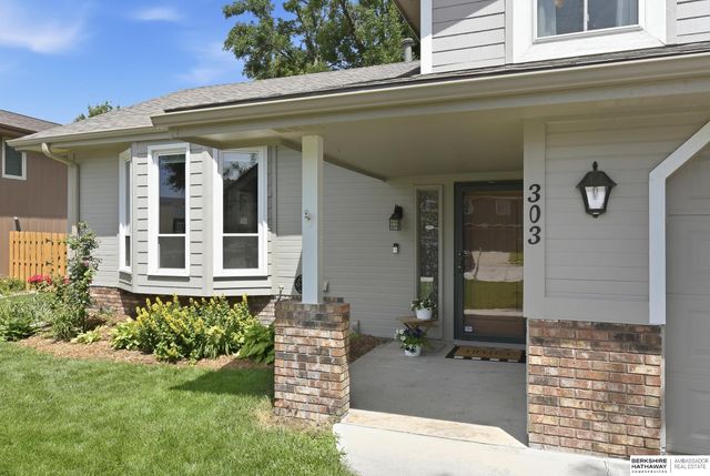 303 Overland Trail, Papillion, NE 68046