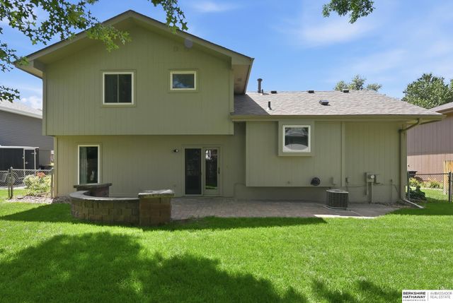 303 Overland Trail, Papillion, NE 68046
