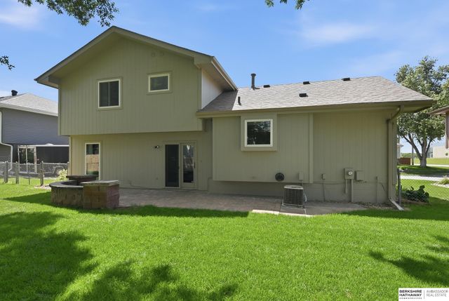 303 Overland Trail, Papillion, NE 68046