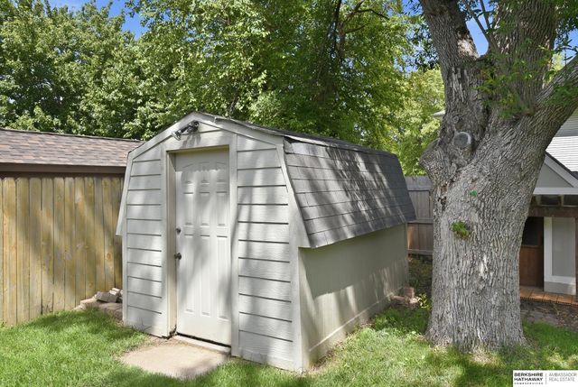 303 Overland Trail, Papillion, NE 68046