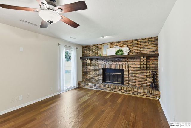 303 Overland Trail, Papillion, NE 68046