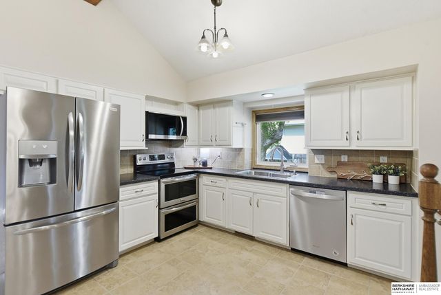 303 Overland Trail, Papillion, NE 68046