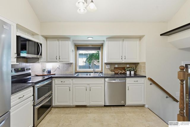 303 Overland Trail, Papillion, NE 68046