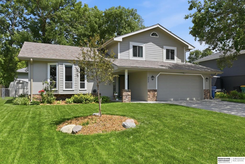 303 Overland Trail, Papillion, NE 68046