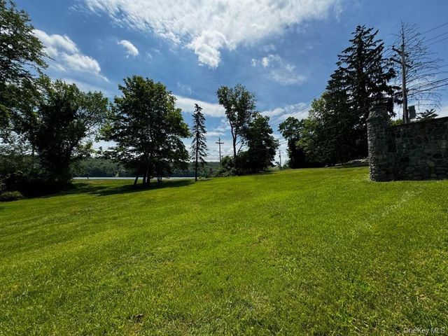 8 Lake Avenue, Monroe, NY 10950