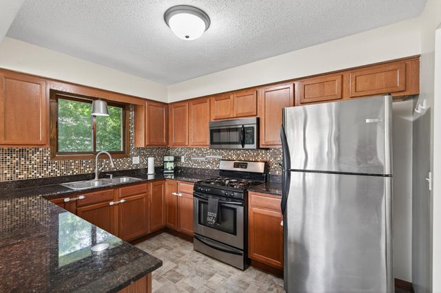 6004 69th Avenue N, Brooklyn Park, MN 55429