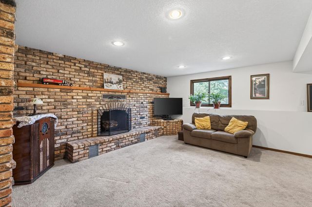 6004 69th Avenue N, Brooklyn Park, MN 55429