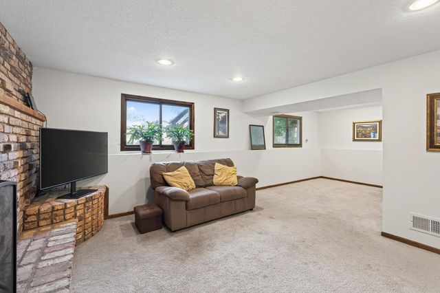 6004 69th Avenue N, Brooklyn Park, MN 55429