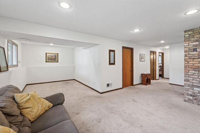 6004 69th Avenue N, Brooklyn Park, MN 55429