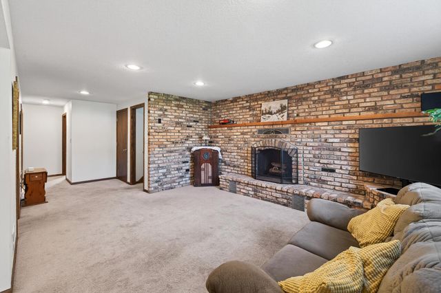 6004 69th Avenue N, Brooklyn Park, MN 55429