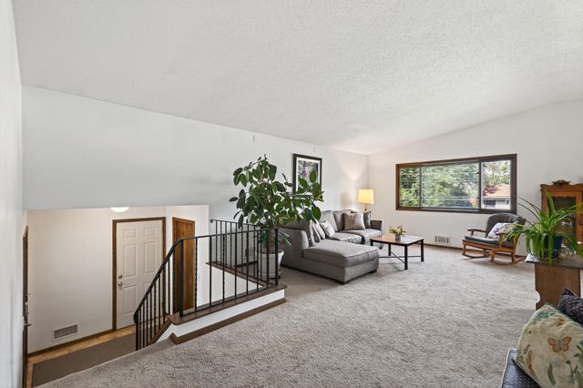 6004 69th Avenue N, Brooklyn Park, MN 55429