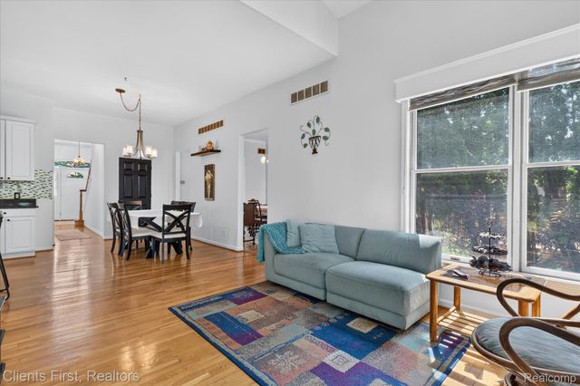 2912 Tanglewood Drive, Wayne, MI 48184