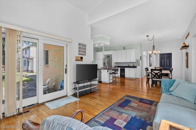 2912 Tanglewood Drive, Wayne, MI 48184