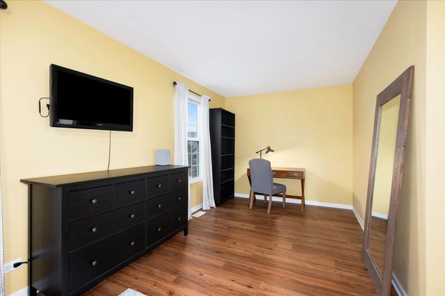 240 Devoe Drive, Oswego, IL 60543