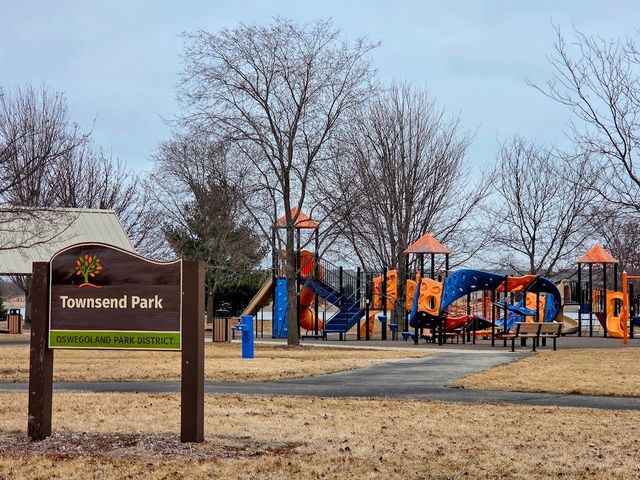 240 Devoe Drive, Oswego, IL 60543