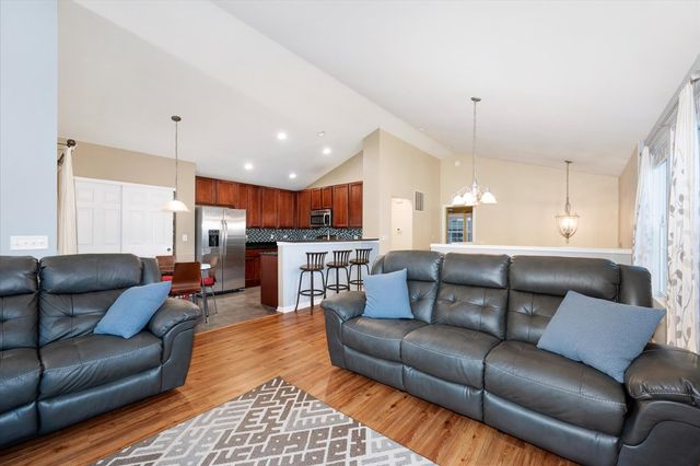 240 Devoe Drive, Oswego, IL 60543