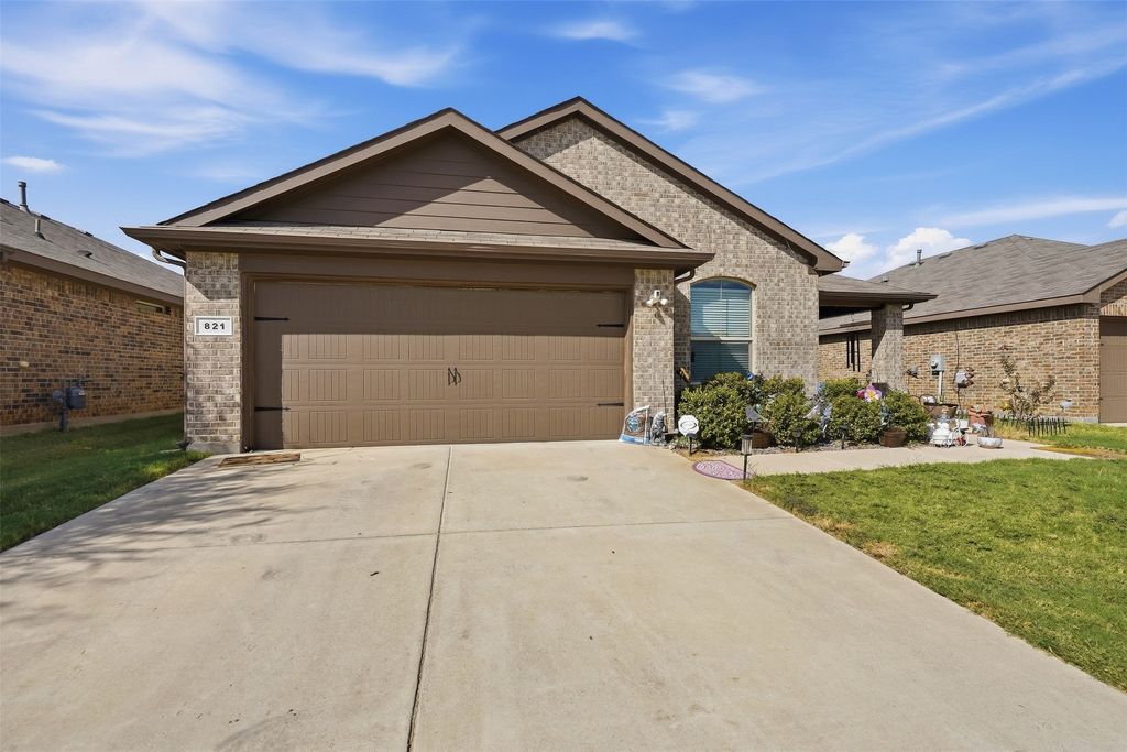 821 Rutherford Drive, Crowley, TX 76036 — exterior