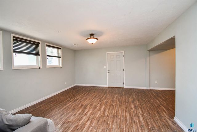104 E 40th St, Sioux Falls, SD 57105