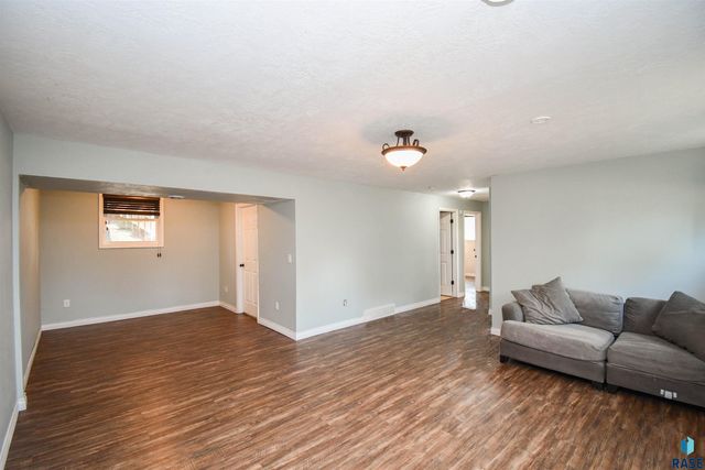 104 E 40th St, Sioux Falls, SD 57105