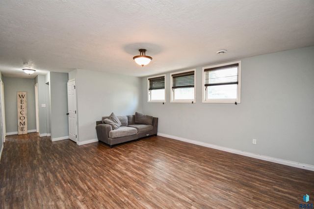 104 E 40th St, Sioux Falls, SD 57105