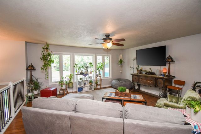 104 E 40th St, Sioux Falls, SD 57105