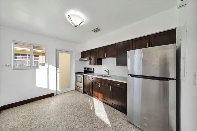 3471 SW 3rd St 3471, Miami, FL 33135