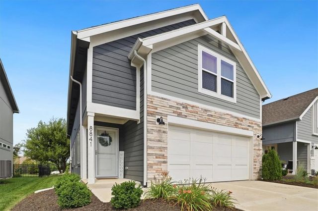 8841 SW 9th Terrace, Lee's Summit, MO 64064