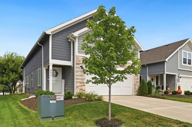 8841 SW 9th Terrace, Lee's Summit, MO 64064