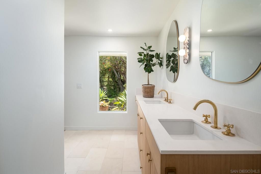 Image 11 of property listing at 16902 Via De Santa Fe Unit 7, Rancho Santa Fe, CA 92067