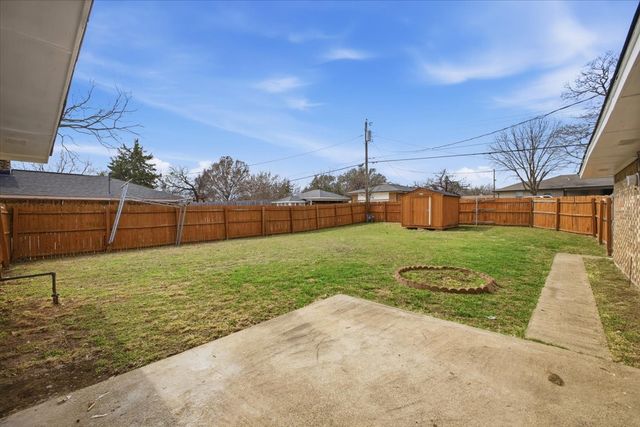 121 Hillside Lane, Desoto, TX 75115