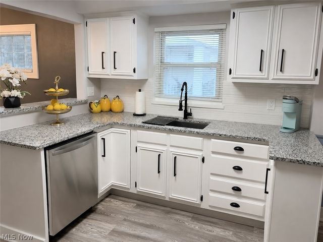 1568 Blossom Park Avenue, Lakewood, OH 44107