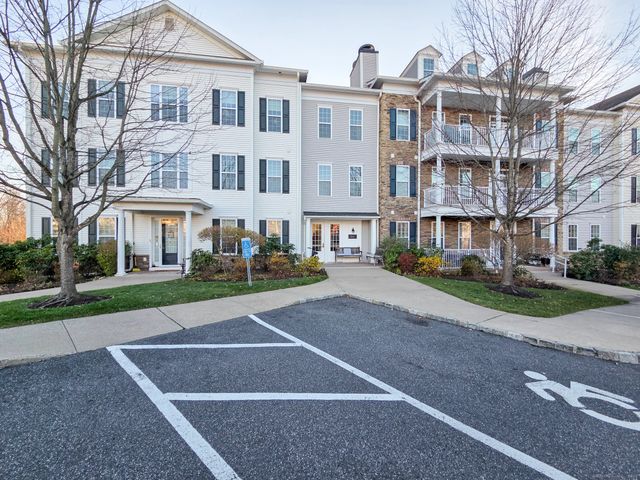 1 Rivington Way 201, Danbury, CT 06810
