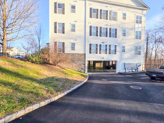 1 Rivington Way 201, Danbury, CT 06810