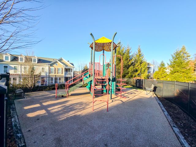 1 Rivington Way 201, Danbury, CT 06810