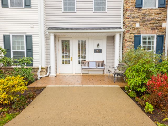 1 Rivington Way 201, Danbury, CT 06810