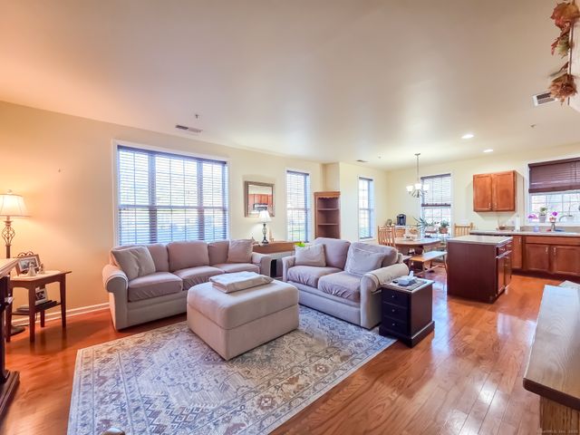 1 Rivington Way 201, Danbury, CT 06810