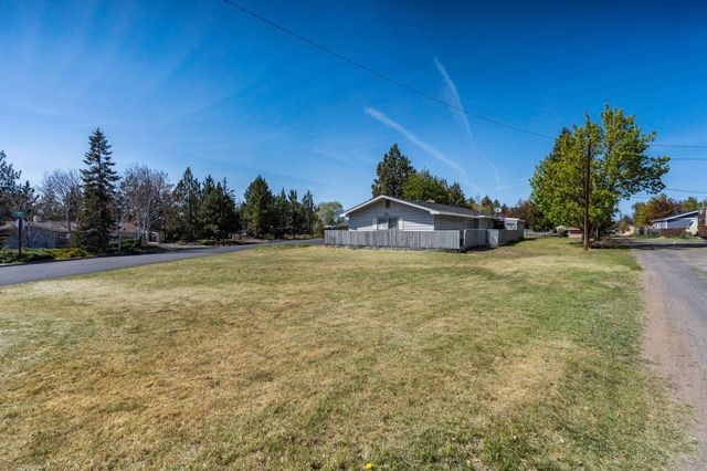 1832 SW Canyon Drive, Redmond, OR 97756