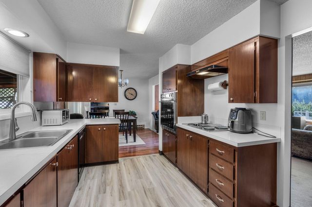 1832 SW Canyon Drive, Redmond, OR 97756