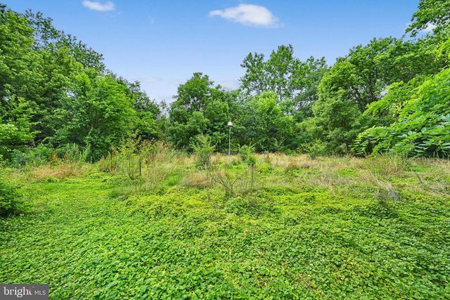 2694 CHARLESTOWN RD, Lancaster, PA 17603