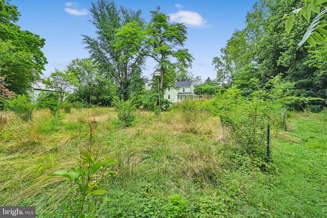 2694 CHARLESTOWN RD, Lancaster, PA 17603