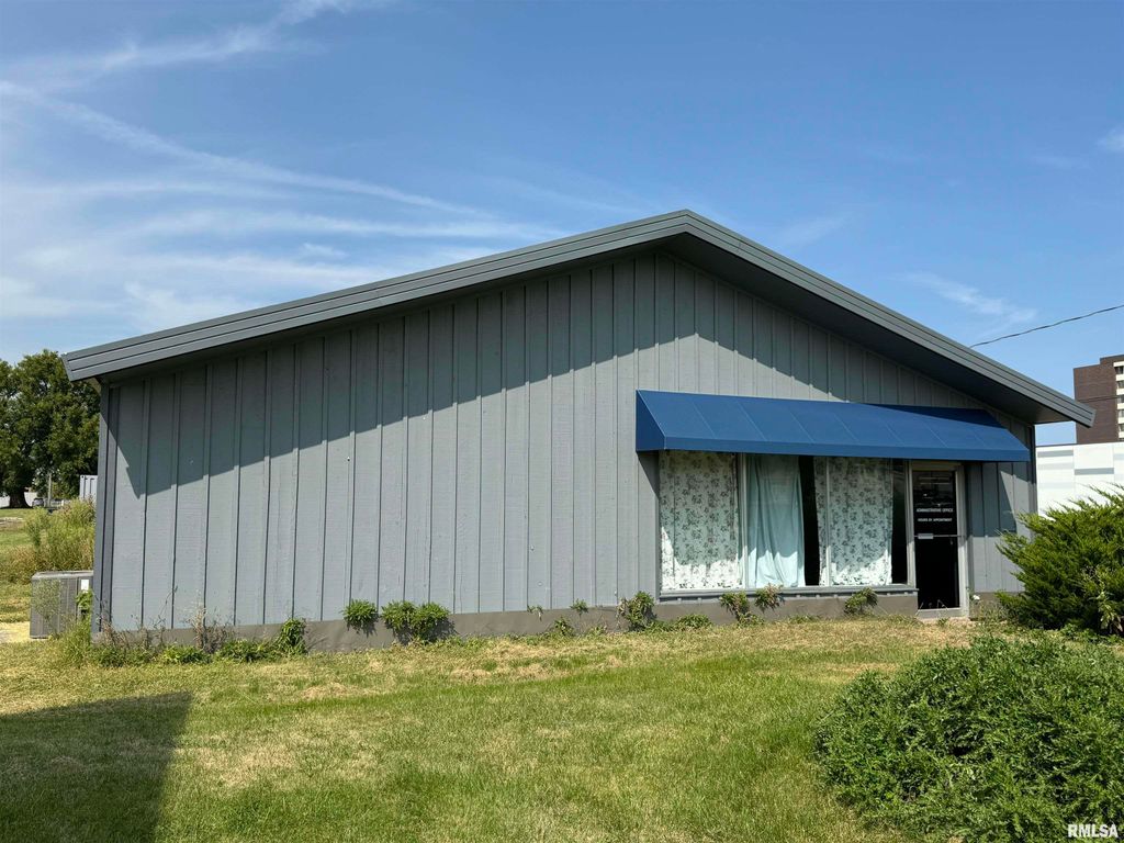 5325 AVENUE OF THE CITIES Avenue, Moline, IL 61265