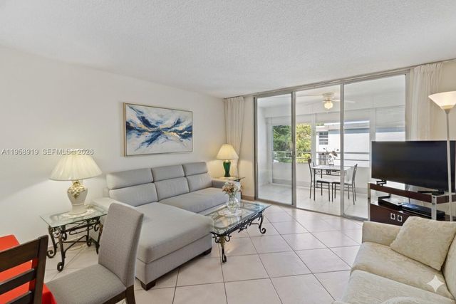 4850 NW 29th Ct 423, Lauderdale Lakes, FL 33313