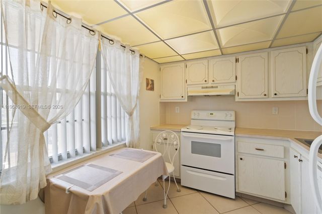 4850 NW 29th Ct 423, Lauderdale Lakes, FL 33313