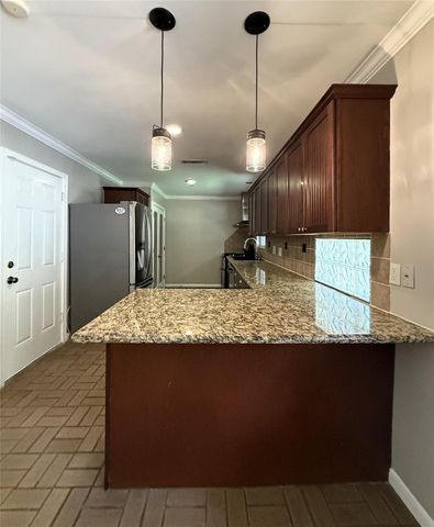 9646 Meadowglen Lane, Houston, TX 77063