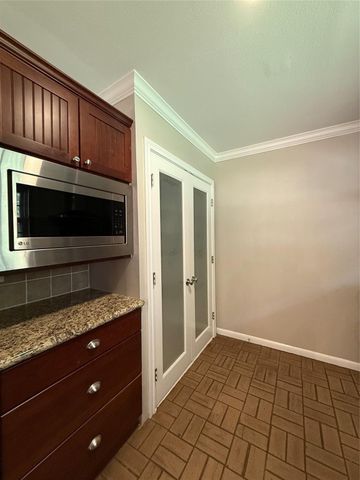 9646 Meadowglen Lane, Houston, TX 77063