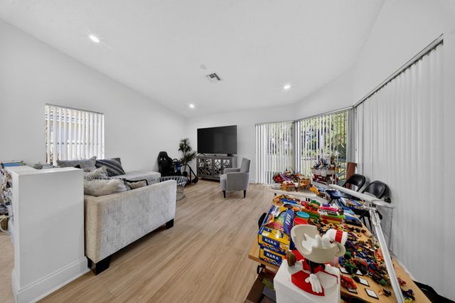 113 Egret Circle, Greenacres, FL 33413