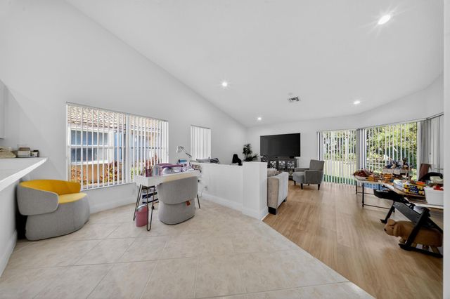 113 Egret Circle, Greenacres, FL 33413