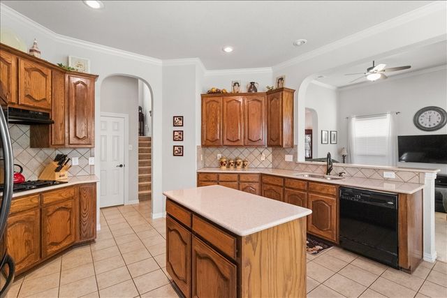 8402 Pecan Creek Drive, Arlington, TX 76001