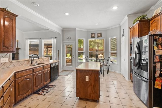 8402 Pecan Creek Drive, Arlington, TX 76001