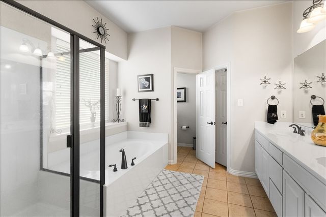 8402 Pecan Creek Drive, Arlington, TX 76001